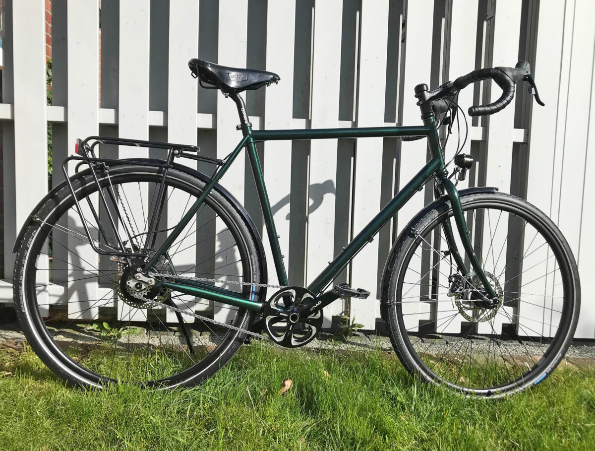 Auf Basis des Kattegat bieten wir Ihnen einen robusten Reiserandonneur an. Diesen können wir sowohl mit Kettenschaltung als auch mit Rohloff-Speedhub montieren.
